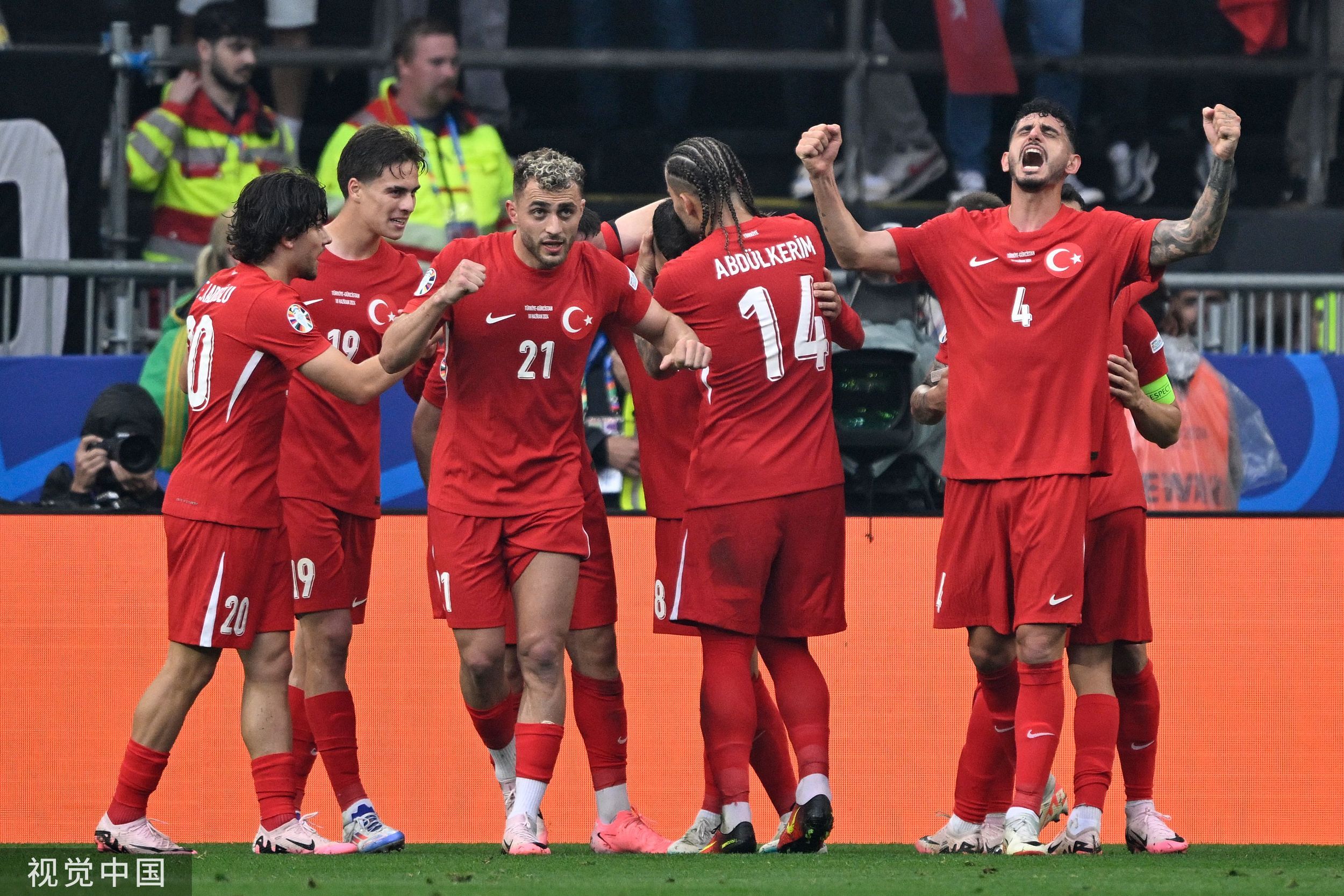 格鲁吉亚队在比赛中险胜，晋级困难