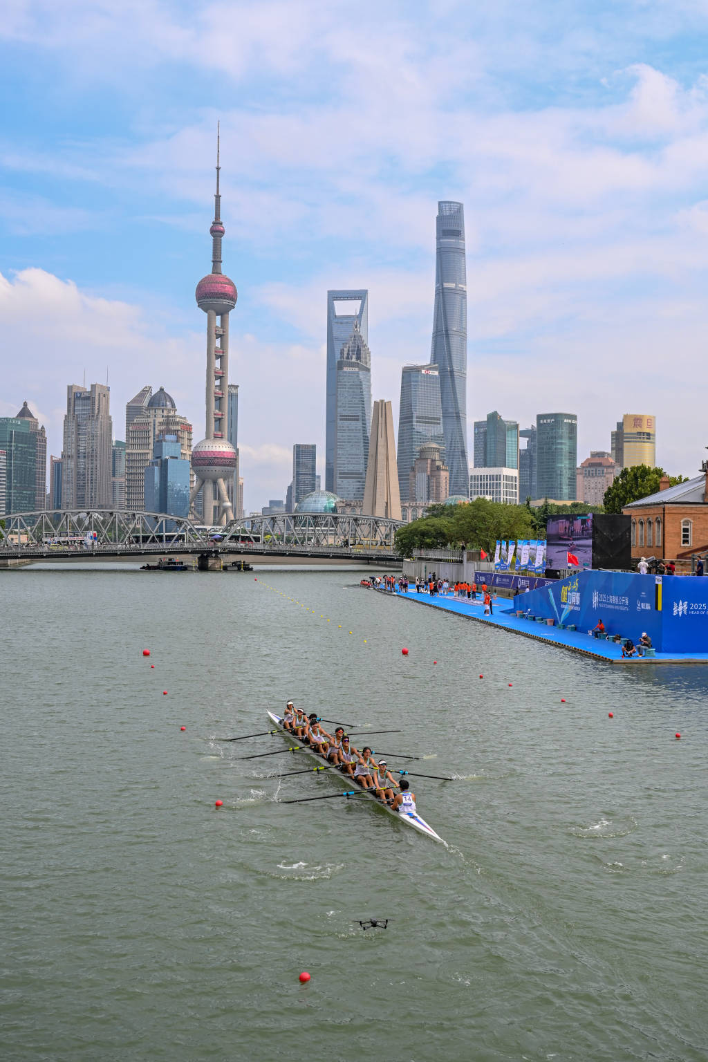 赛艇比赛中意外发生，选手应对机智稳健的简单介绍