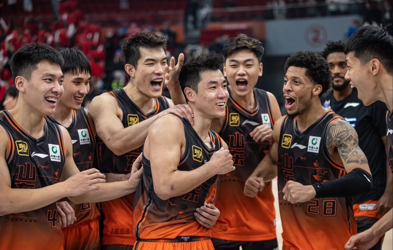深圳男篮客场击败青岛队，取得胜利