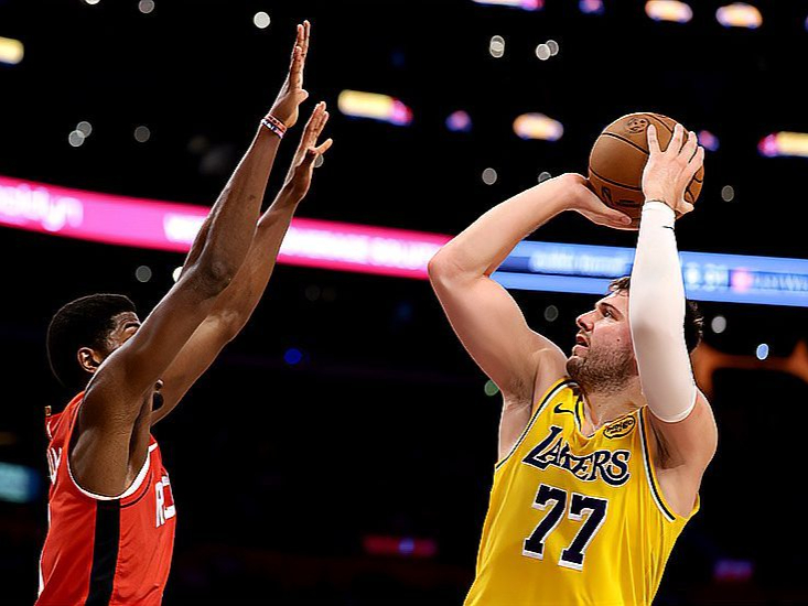 火箭队大胜湖人，球员表现出色，赢得观众眼球