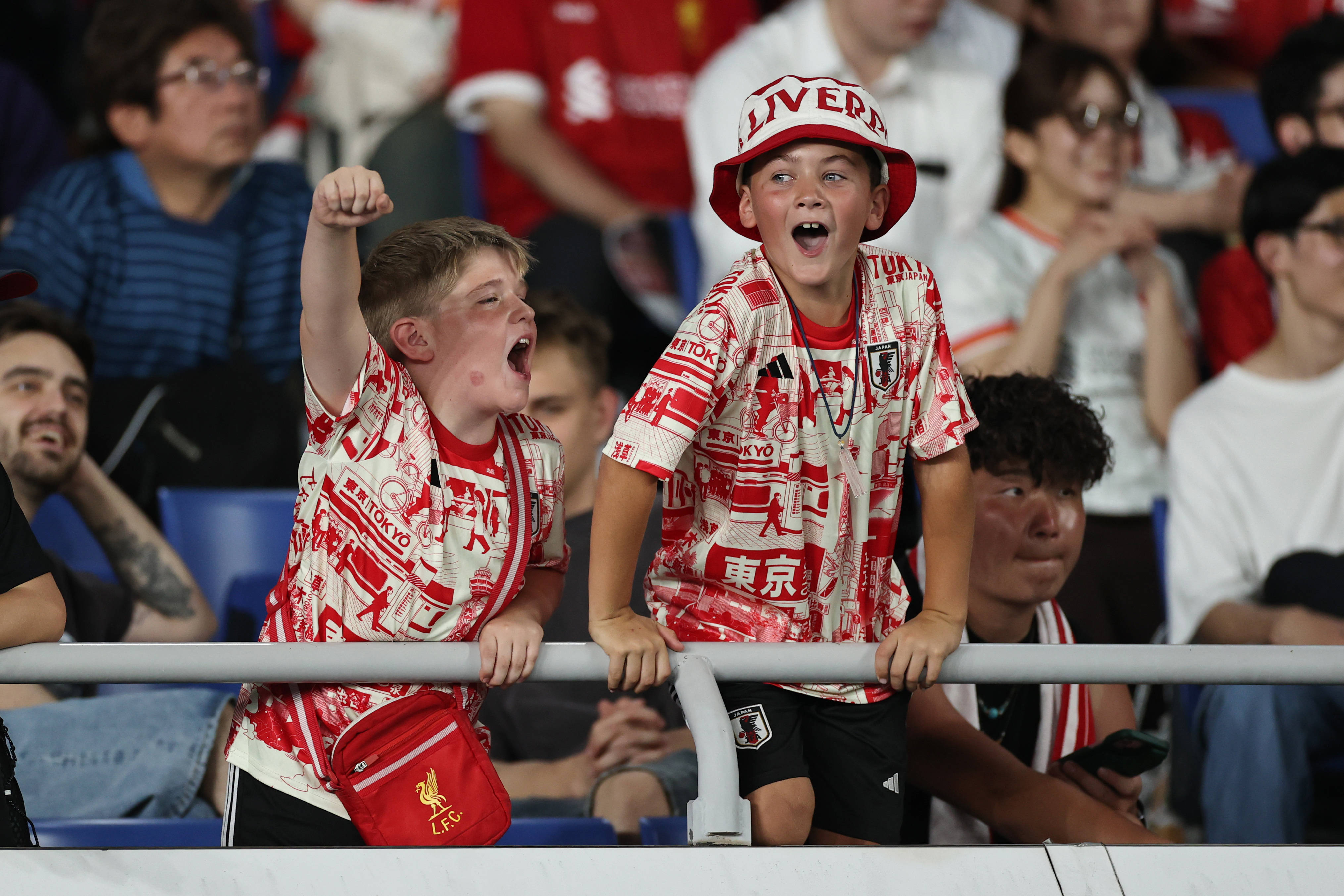 利物浦主场力克对手，赢得掌声，全场欢呼的简单介绍