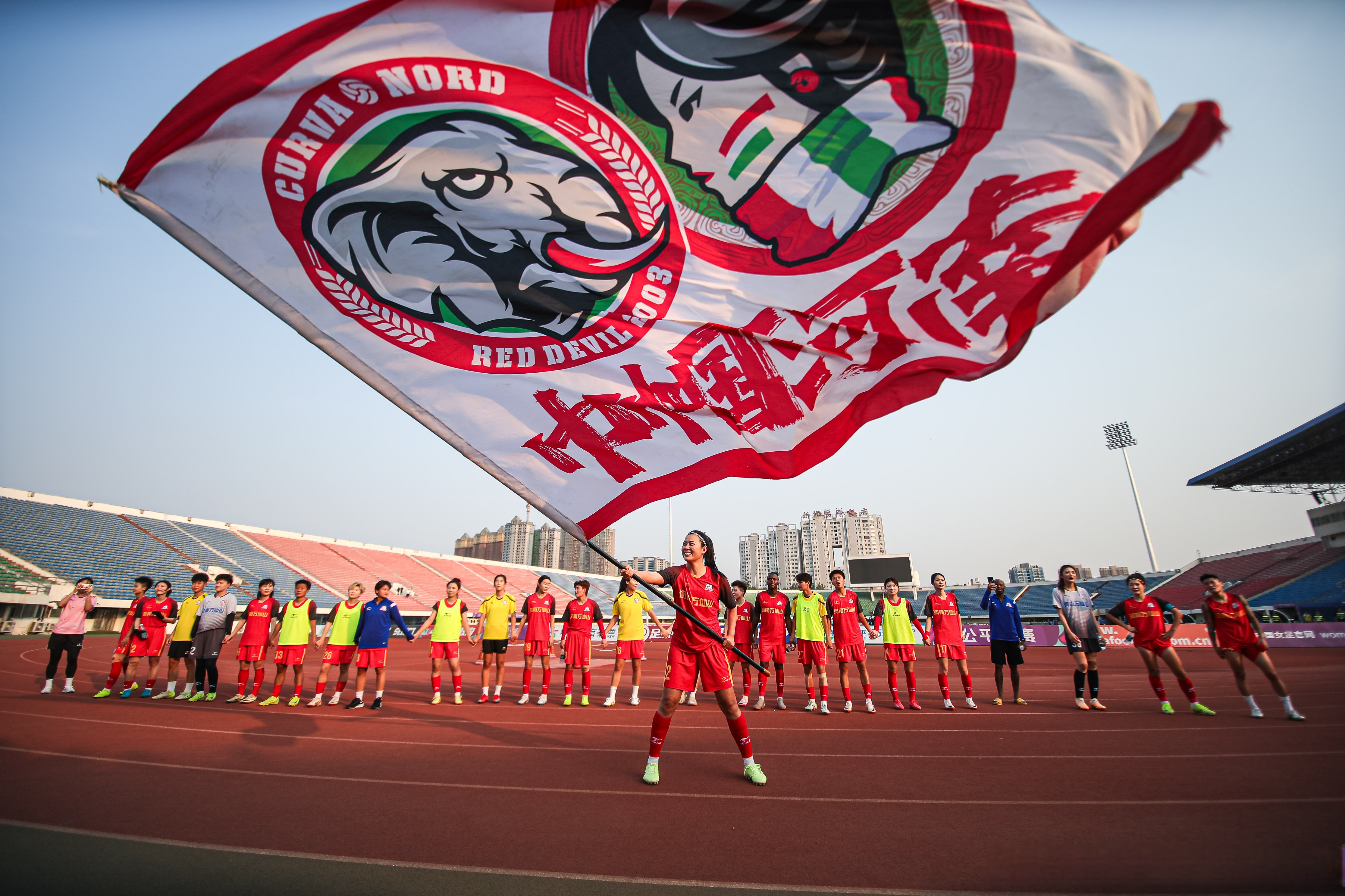 球队主场力挫强敌，赢得一场激动人心的胜利