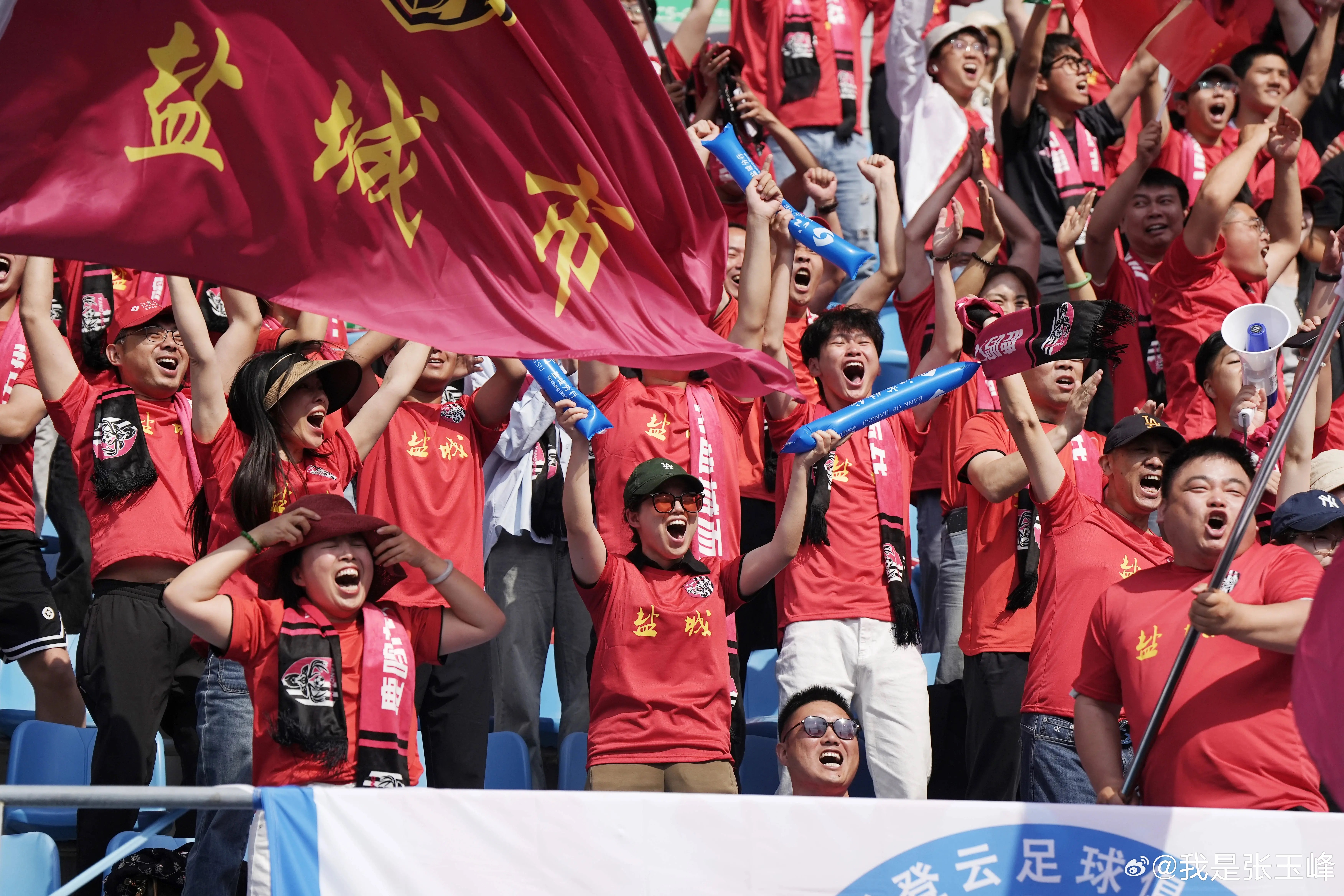 冠军荣耀唾手可得,欢乐氛围洋溢球场 冠军荣耀唾手可得,欢乐氛围洋溢球场