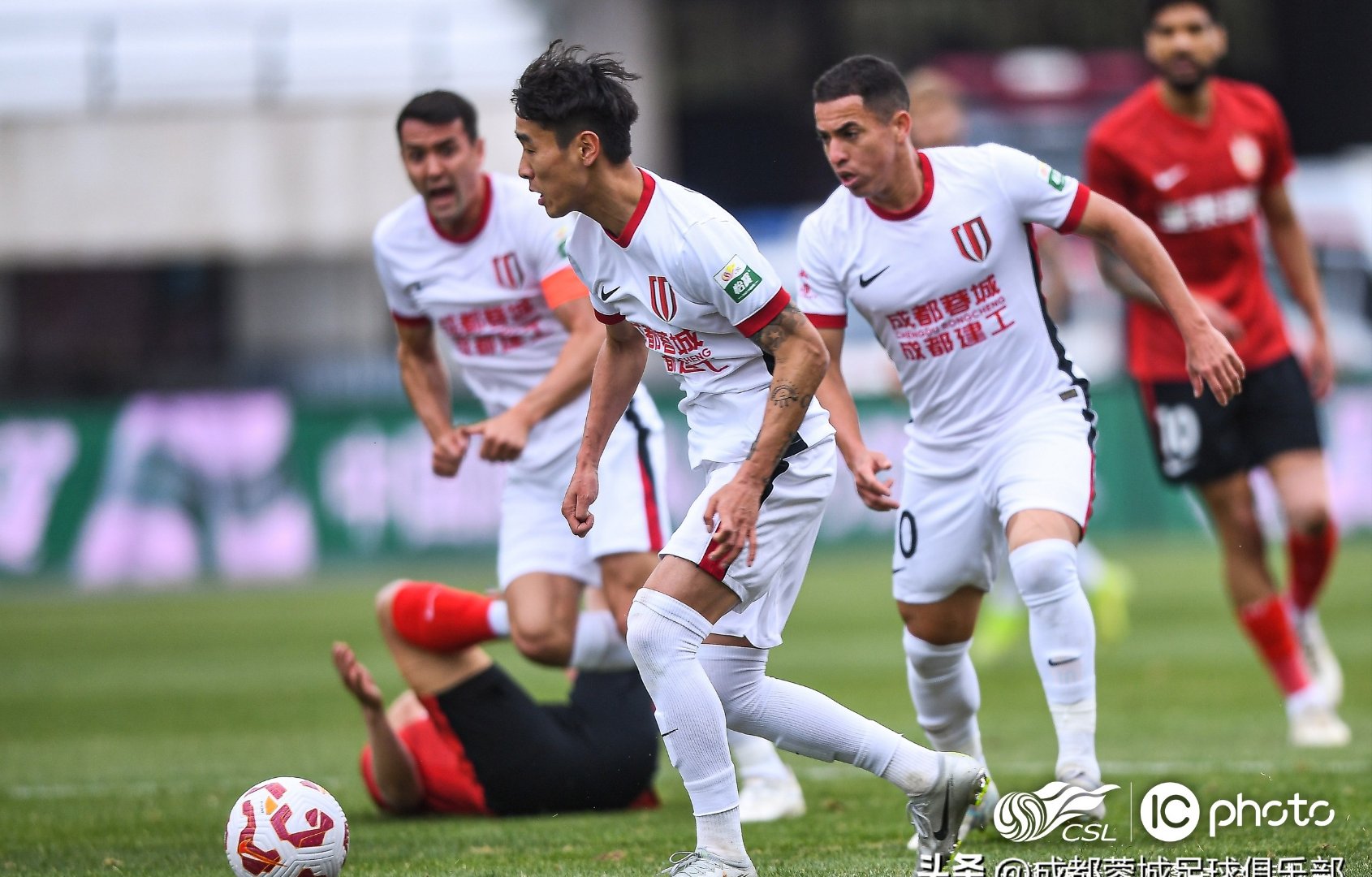 球队主帅在比赛前透露新战术,引发热议 球队主帅在比赛前透露新战术,引发热议