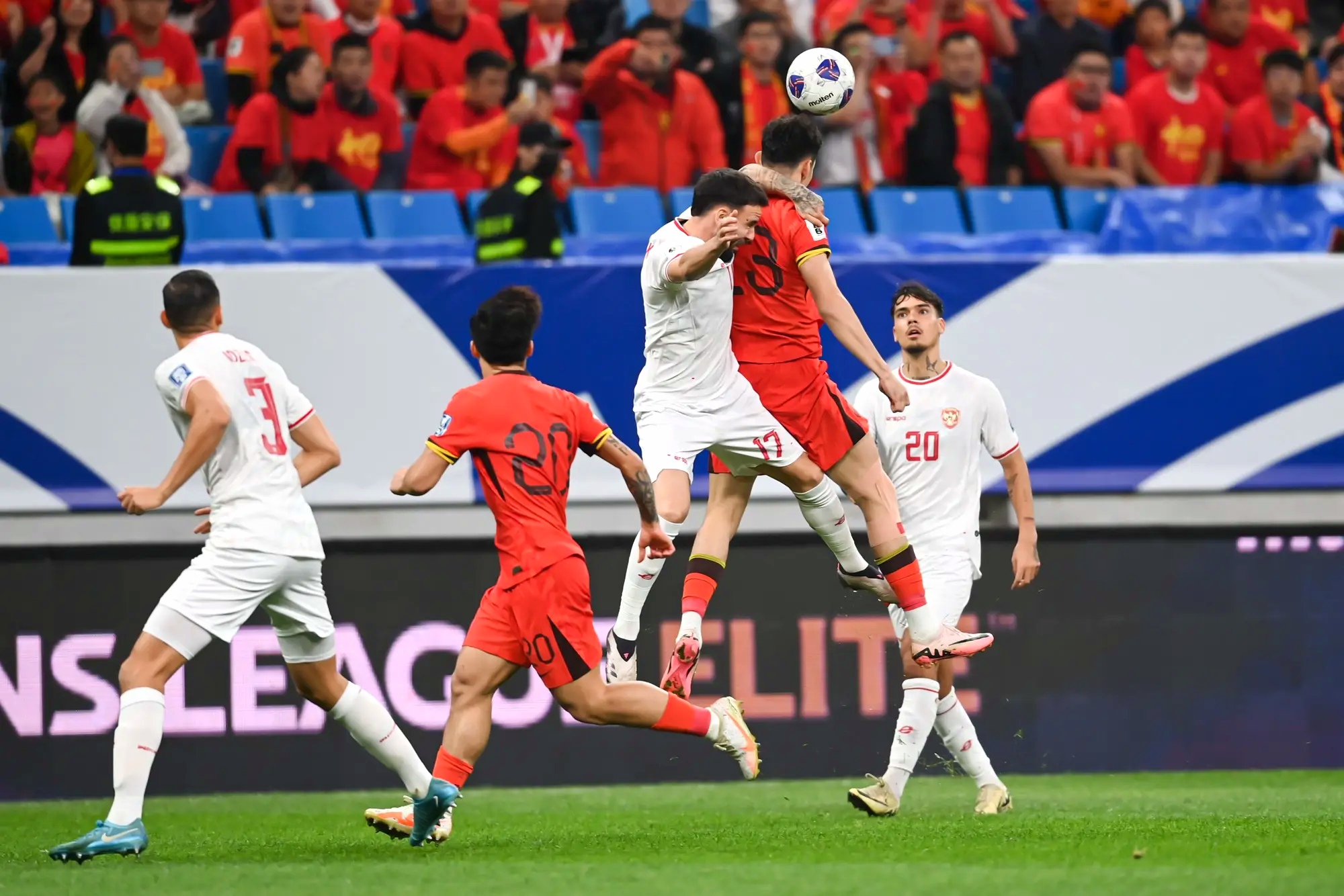 足球运动员实力强劲，取得连胜