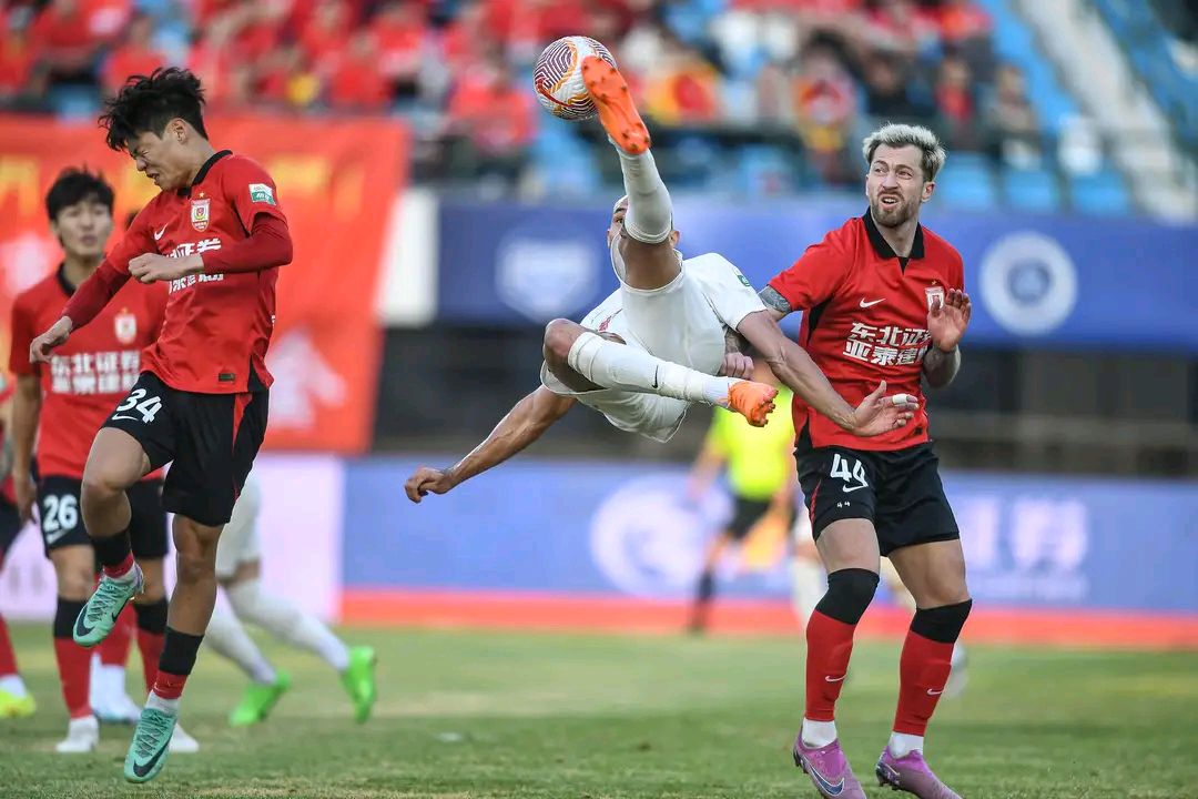 足球运动员实力强劲，取得连胜