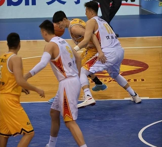 包含关键时刻谁主沉浮？篮球联赛决赛即将开战的词条