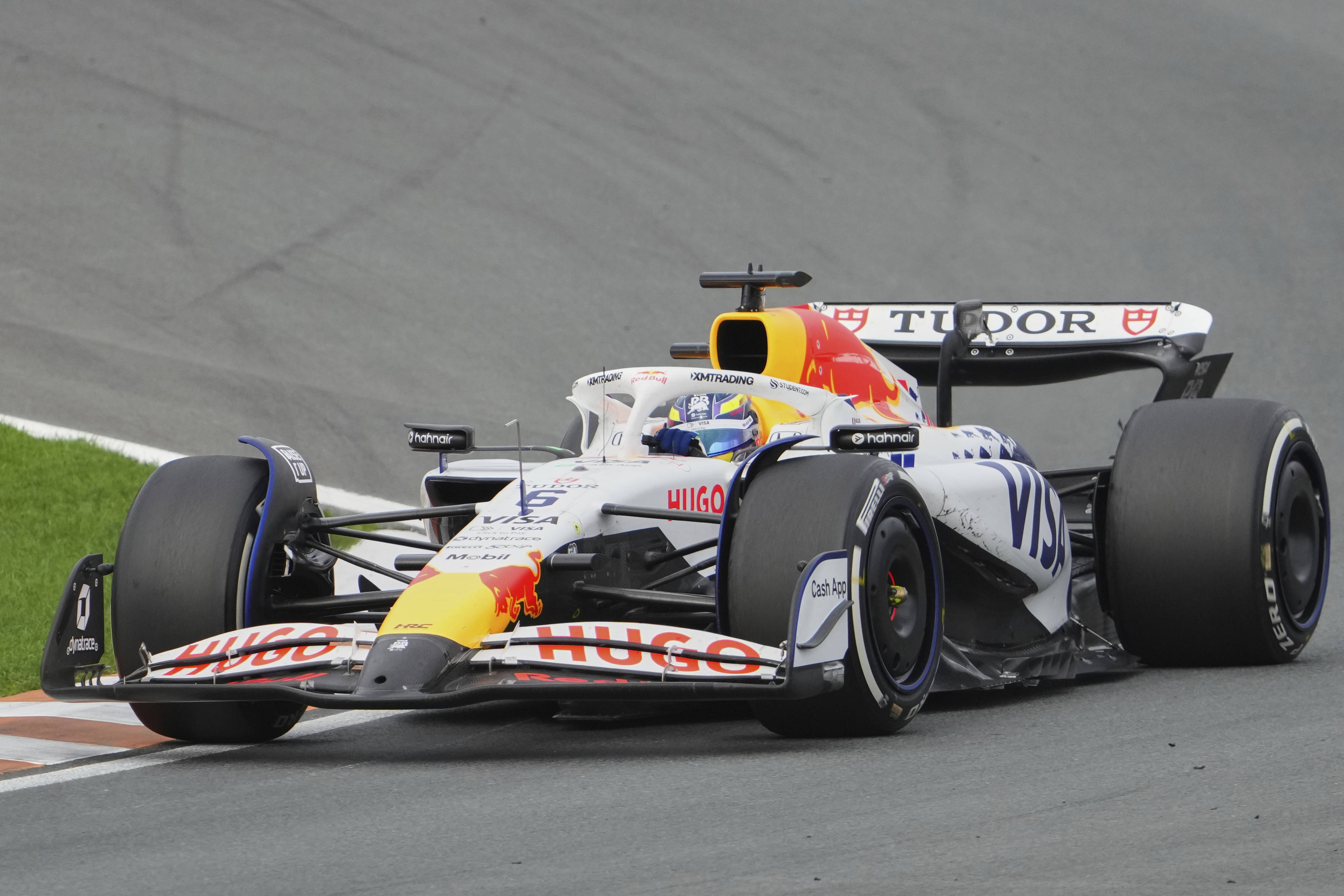 红牛二队险胜迈凯伦,拉塞尔点燃赛场 红牛二队险胜迈凯伦,拉塞尔点燃赛场