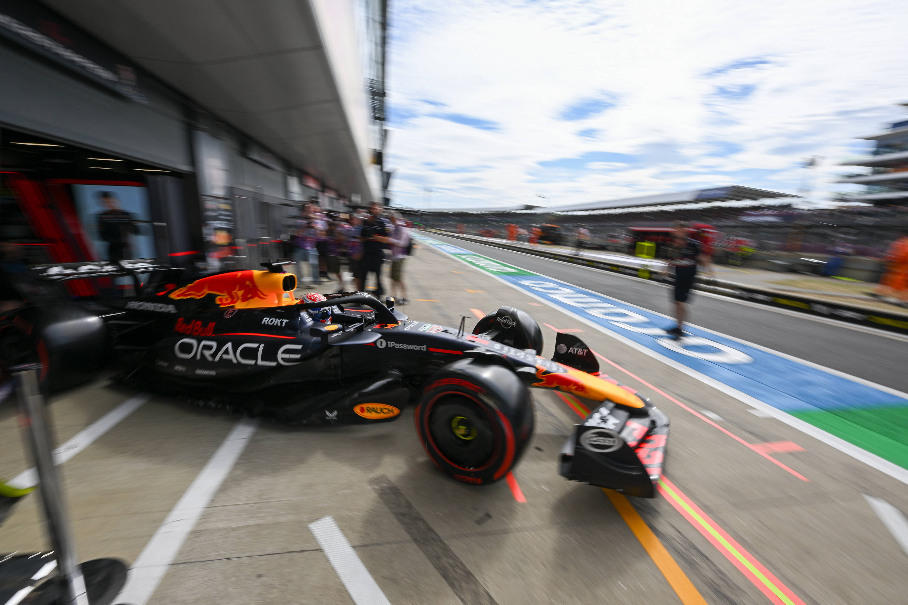 关于红牛车队险胜哈斯车队，勒克莱尔带队取胜的信息