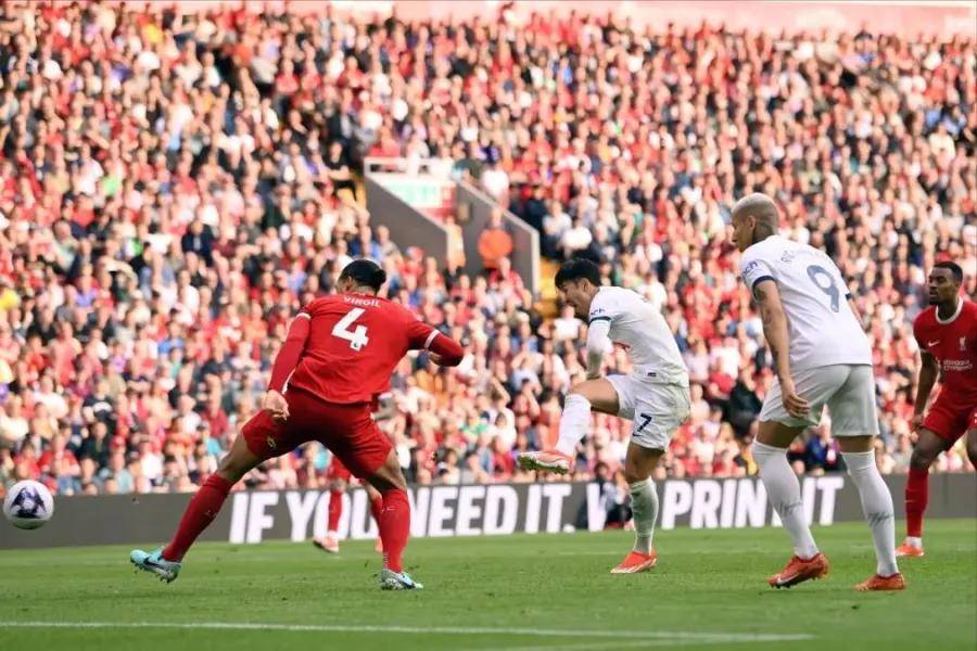 英格兰碾压利物浦，范佩西打破历史纪录