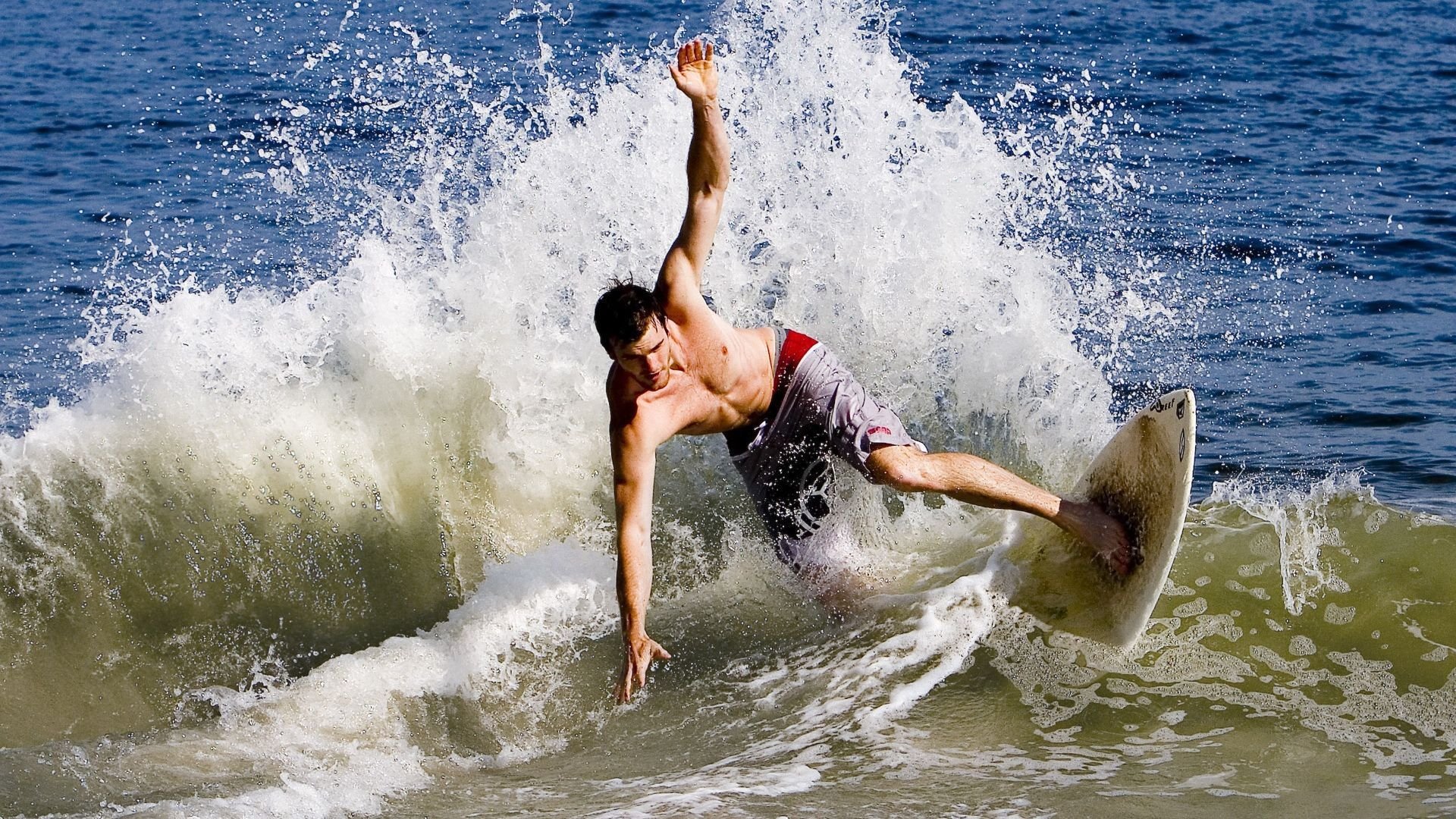 非洲雄狮的怒吼，喀麦隆险胜皇马，戈麦斯一战封神改写足球叙事