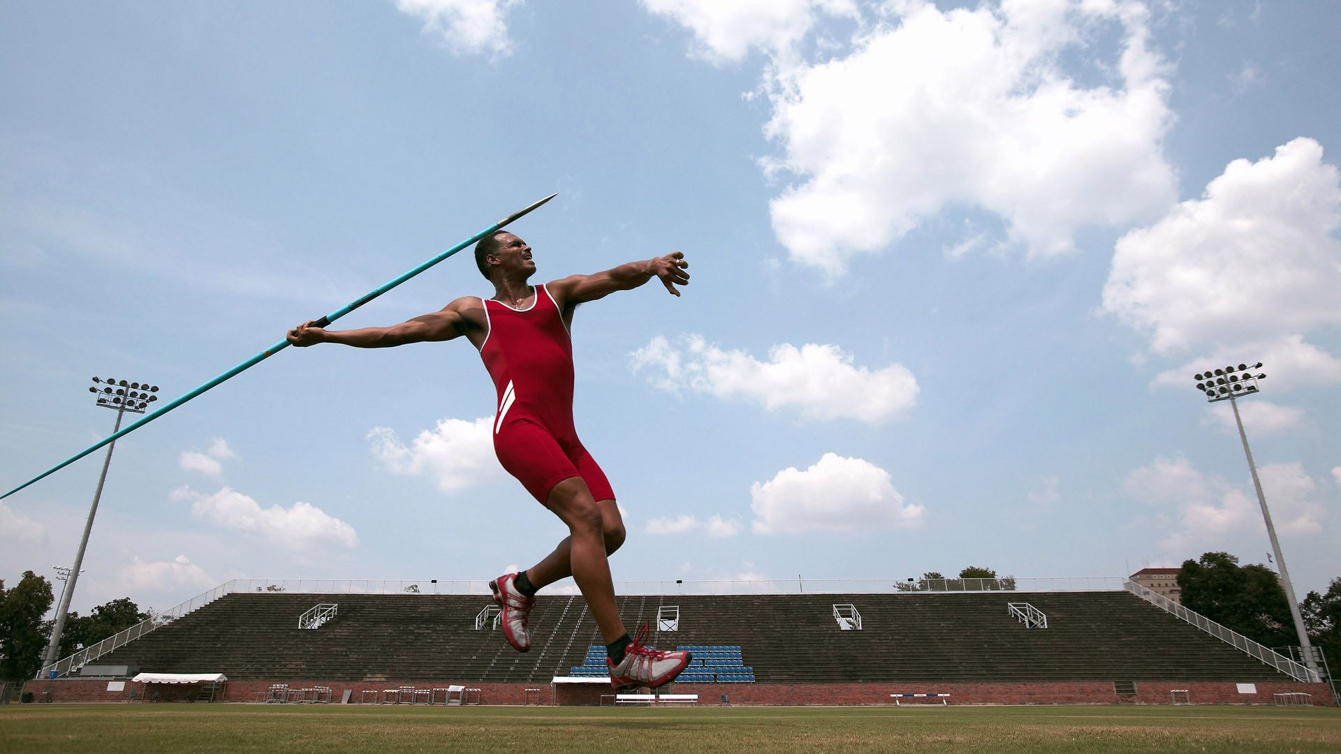 赛道与球场，当F1争冠焦点战遇上76人击溃活塞